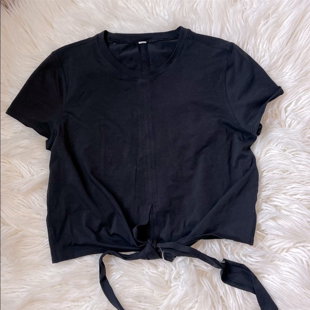 Black tie lululemon shirt, can be tied in many ways!
